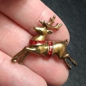 Vintage Avon copper tone flying reindeer pin